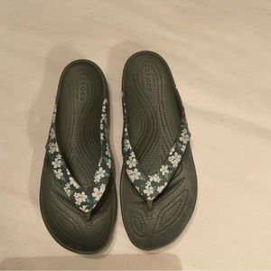 Crocs women’s iconic comfort slip on sandal/flip flops. Sz 9